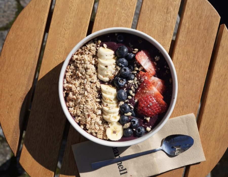Açaí Bowl mit frischen Beeren, Banane, Kokos und Granola