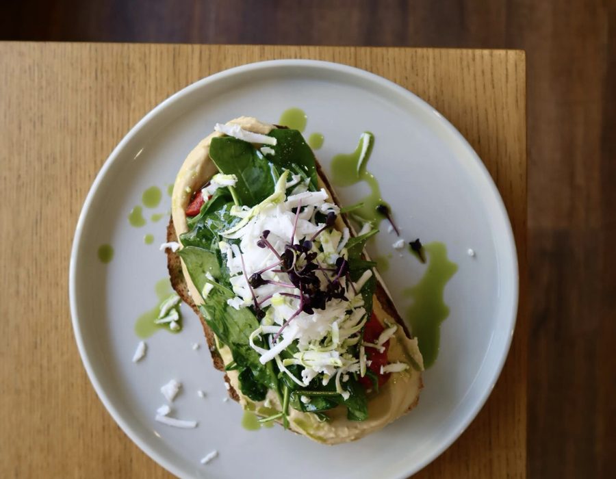 Bauernbrot mit Hummus, gegrillter Paprika, Babyspinat und veganem Feta im marmell café