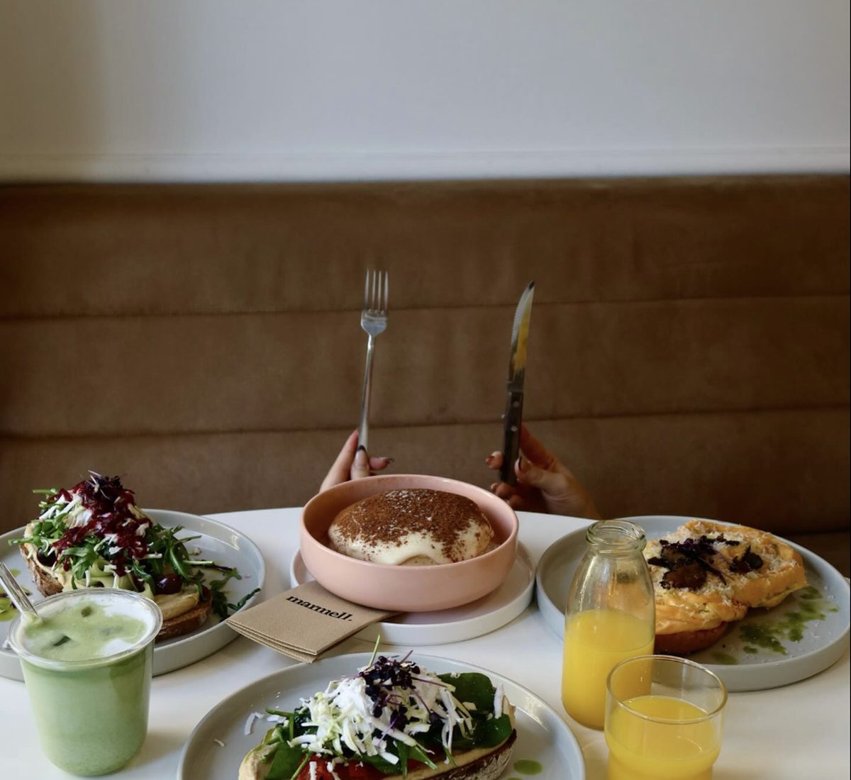Gedeckter Brunch-Tisch im marmell café Freiburg mit Pancakes, Açaí Bowl und Kaffee von oben