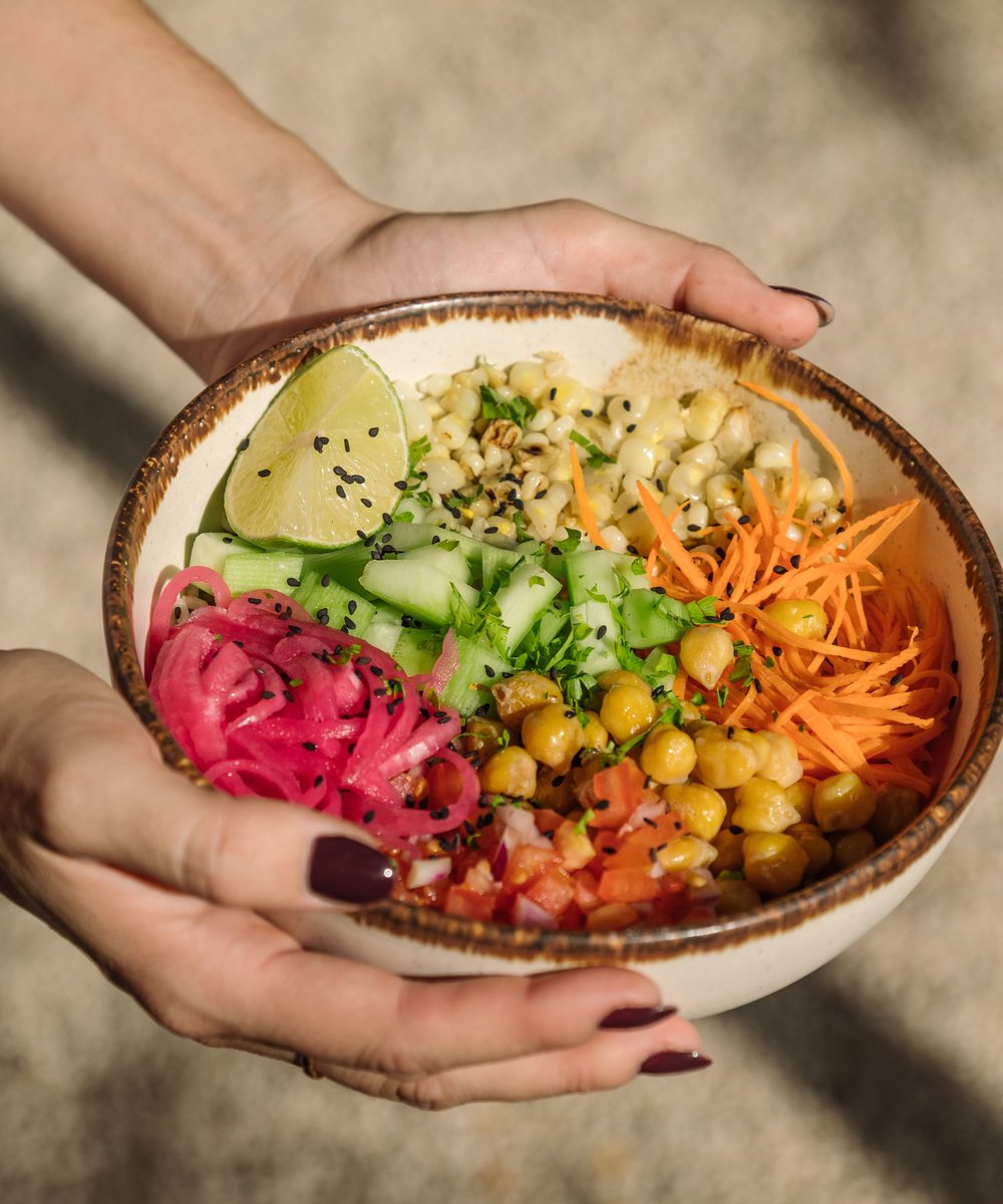 Lunch Bowl von oben: Gurke, Karotte, Kichererbsen, Tomate, eingelegte Zwiebeln und Sesam – Lunch Bowls im marmell café Freiburg